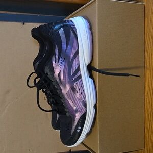 Women's walking sneakers